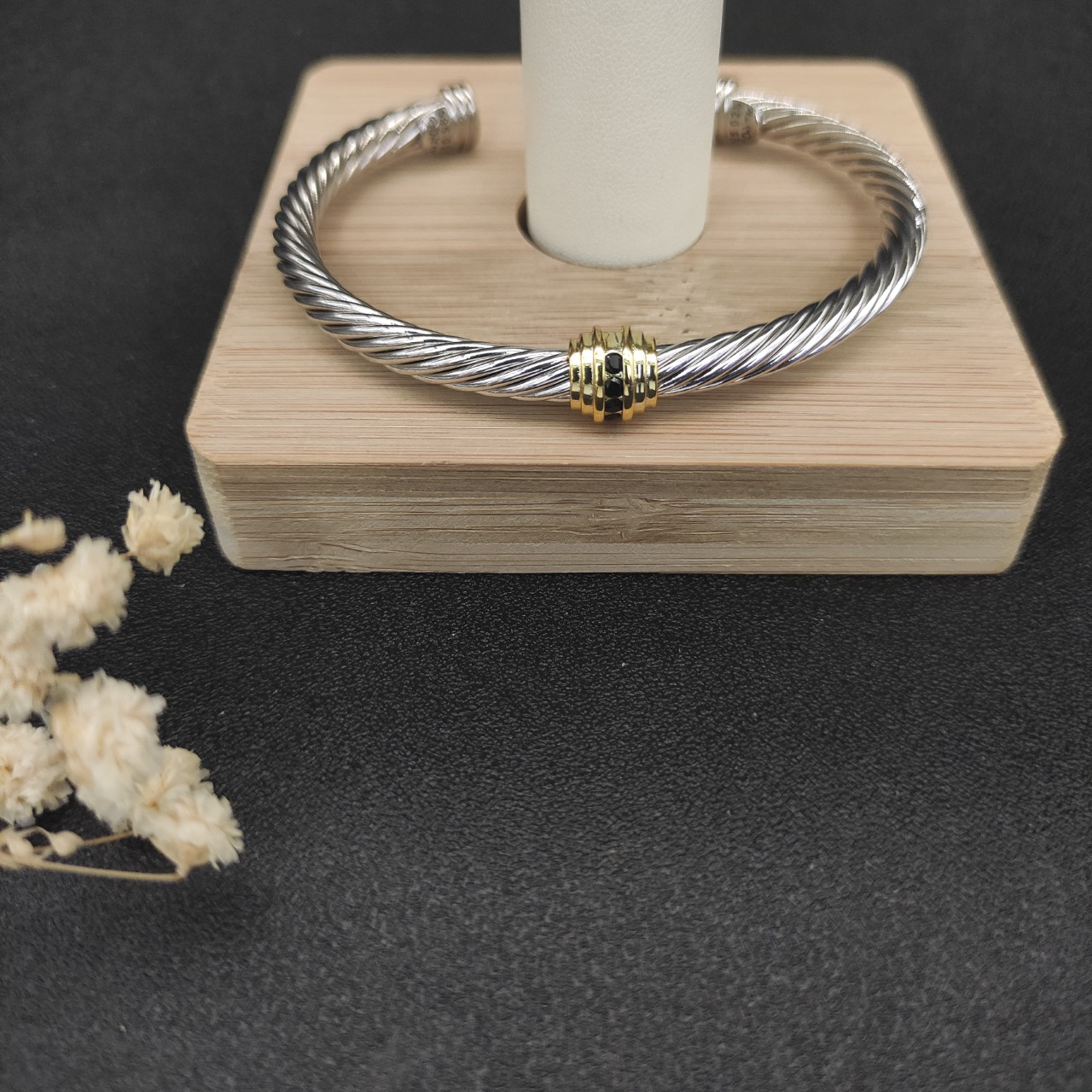 [Copy]Dathtvid Yurthtman cable bangle, set with round cut emer