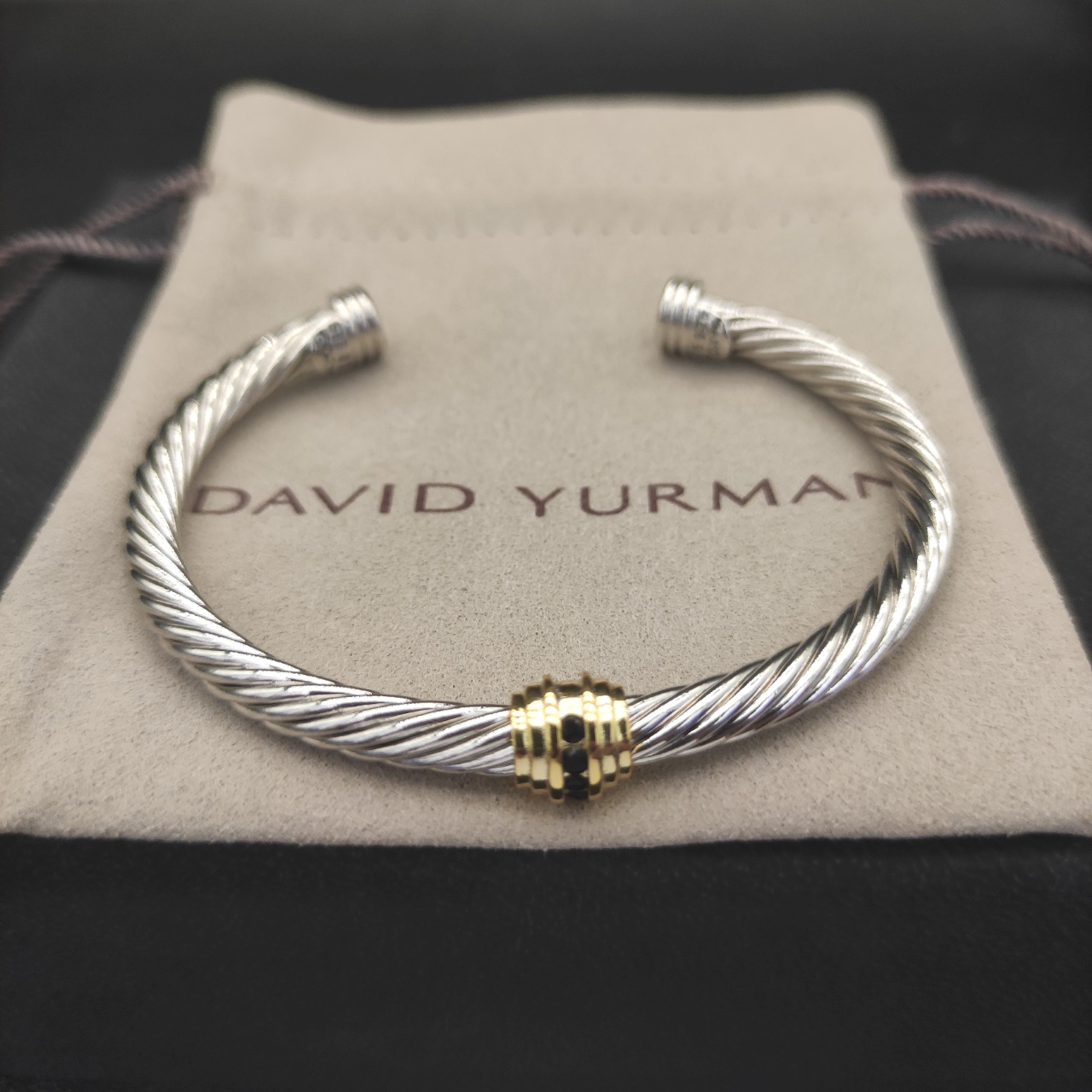 [Copy]Dathtvid Yurthtman cable bangle, set with round cut emer