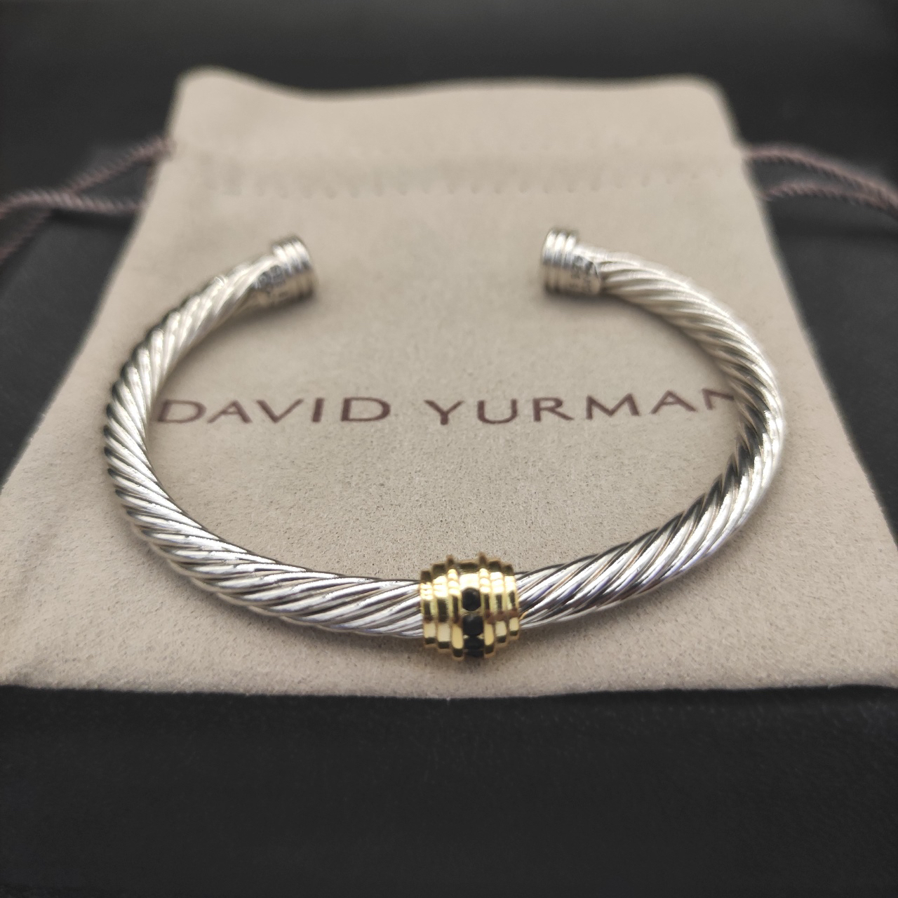 [Copy]Dathtvid Yurthtman cable bangle, set with round cut emer