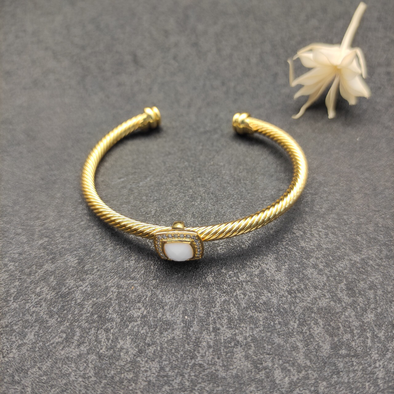 Cable Classics Bracelet with White Agate and Diamonds 18K Yellow Gold 4mm