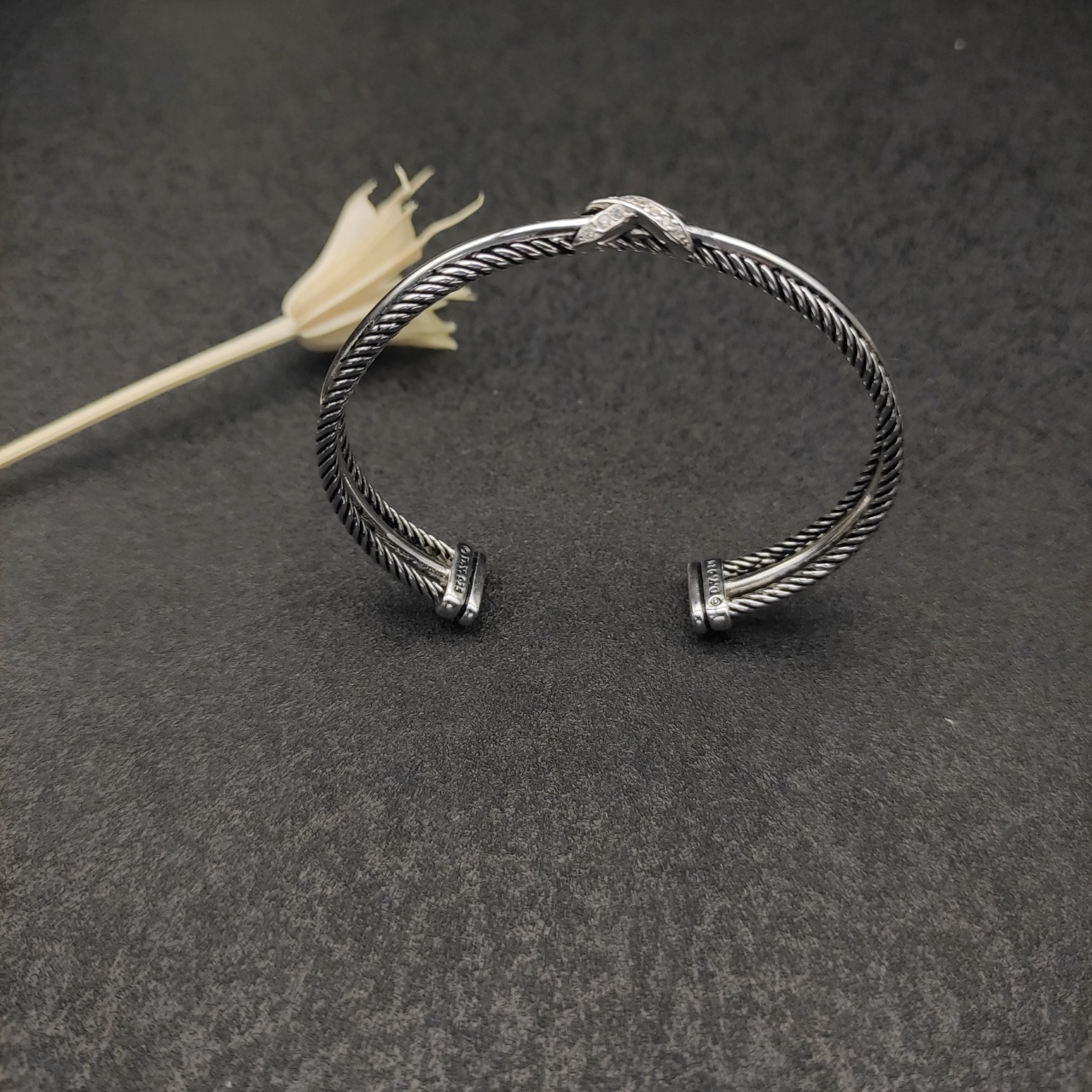 Dathtvid Yurthtman Diamond Crossover X Bracelet