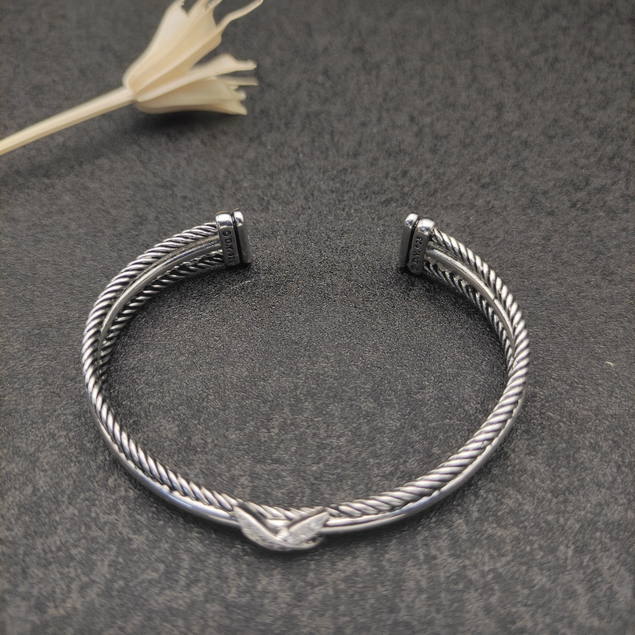 Dathtvid Yurthtman Diamond Crossover X Bracelet