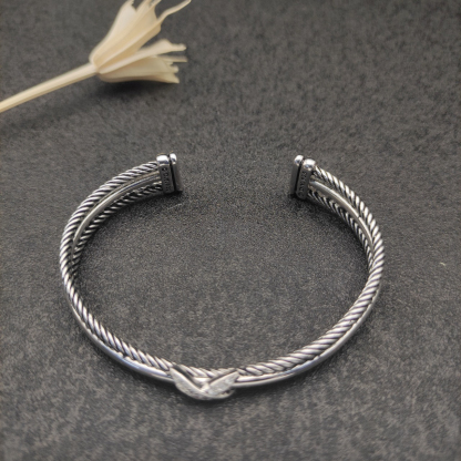 Dathtvid Yurthtman Diamond Crossover X Bracelet