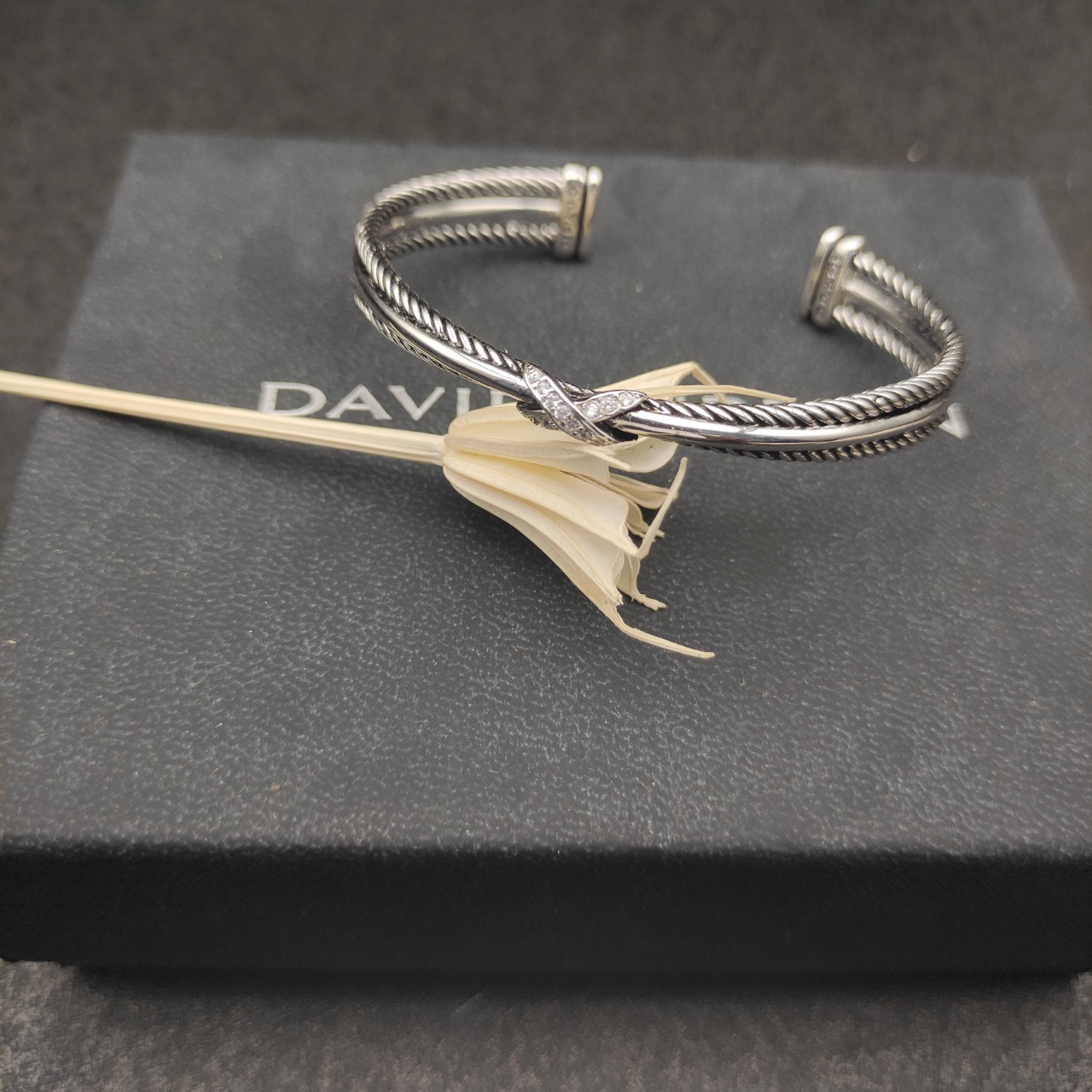 Dathtvid Yurthtman Diamond Crossover X Bracelet