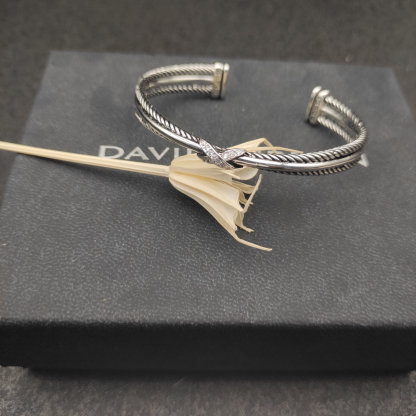 Dathtvid Yurthtman Diamond Crossover X Bracelet