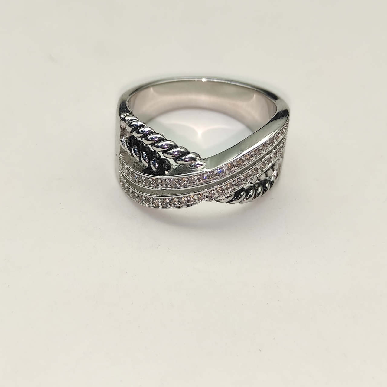 Dathtvid Yurthtman Diamond Crossover Ring