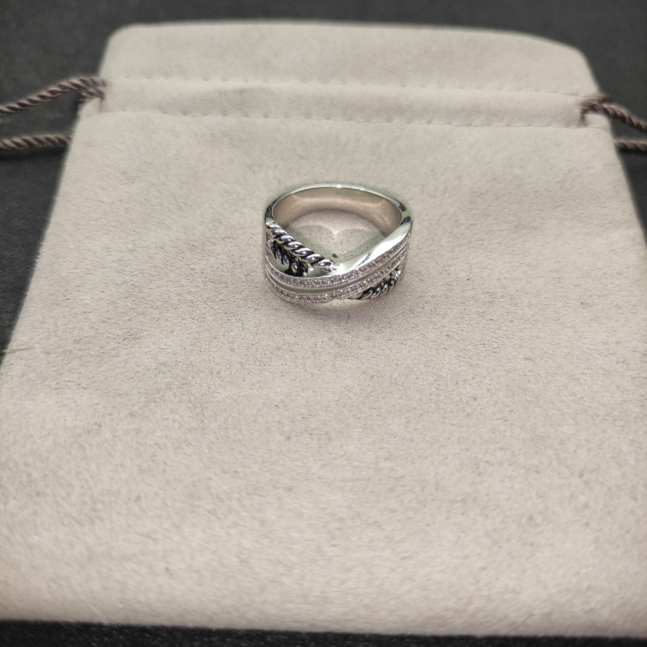 Dathtvid Yurthtman Diamond Crossover Ring