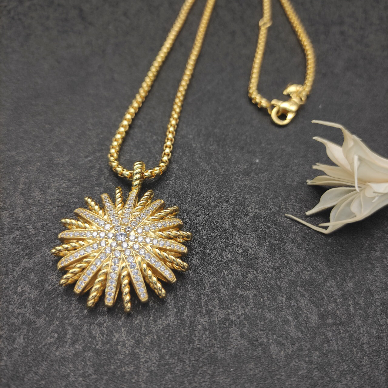 Dathtvid Yurthtman  18K Yellow White Gold Diamond Large Starburst Pendant