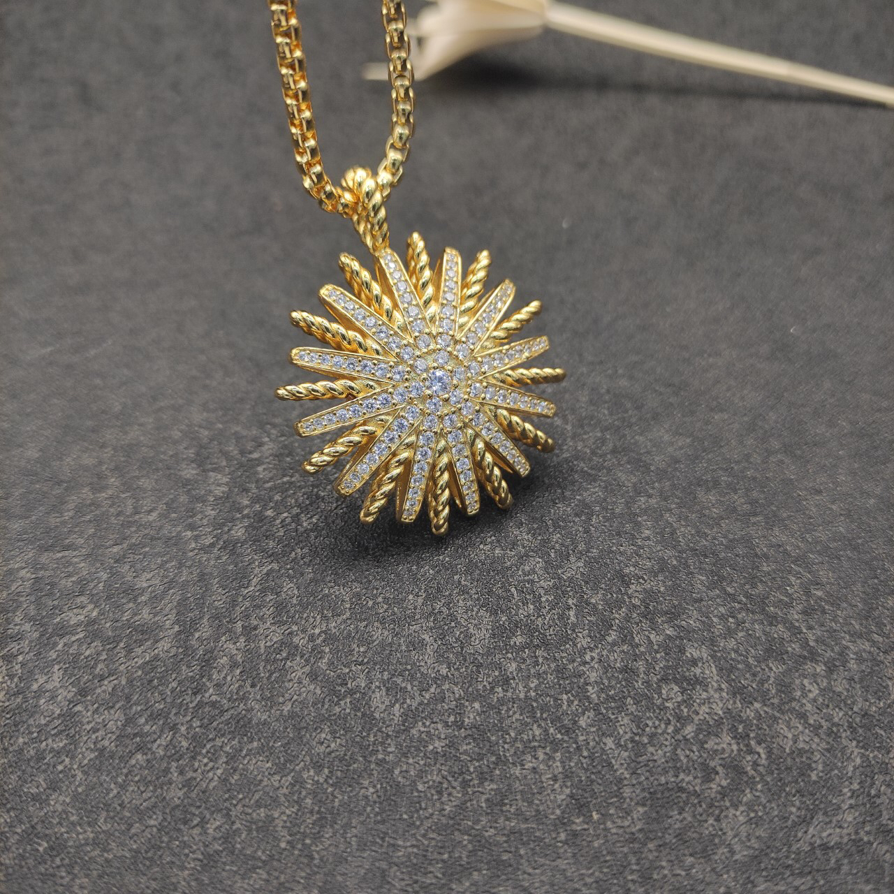 Dathtvid Yurthtman  18K Yellow White Gold Diamond Large Starburst Pendant