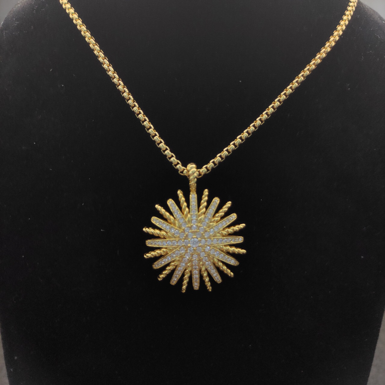 Dathtvid Yurthtman  18K Yellow White Gold Diamond Large Starburst Pendant