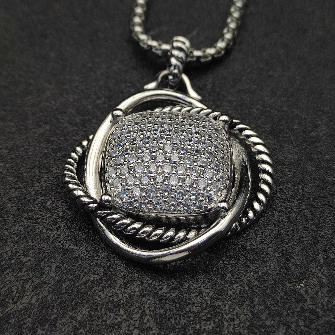 Dathtvid Yurthtman Infinity Pendant with Diamonds in Silver, 32mm