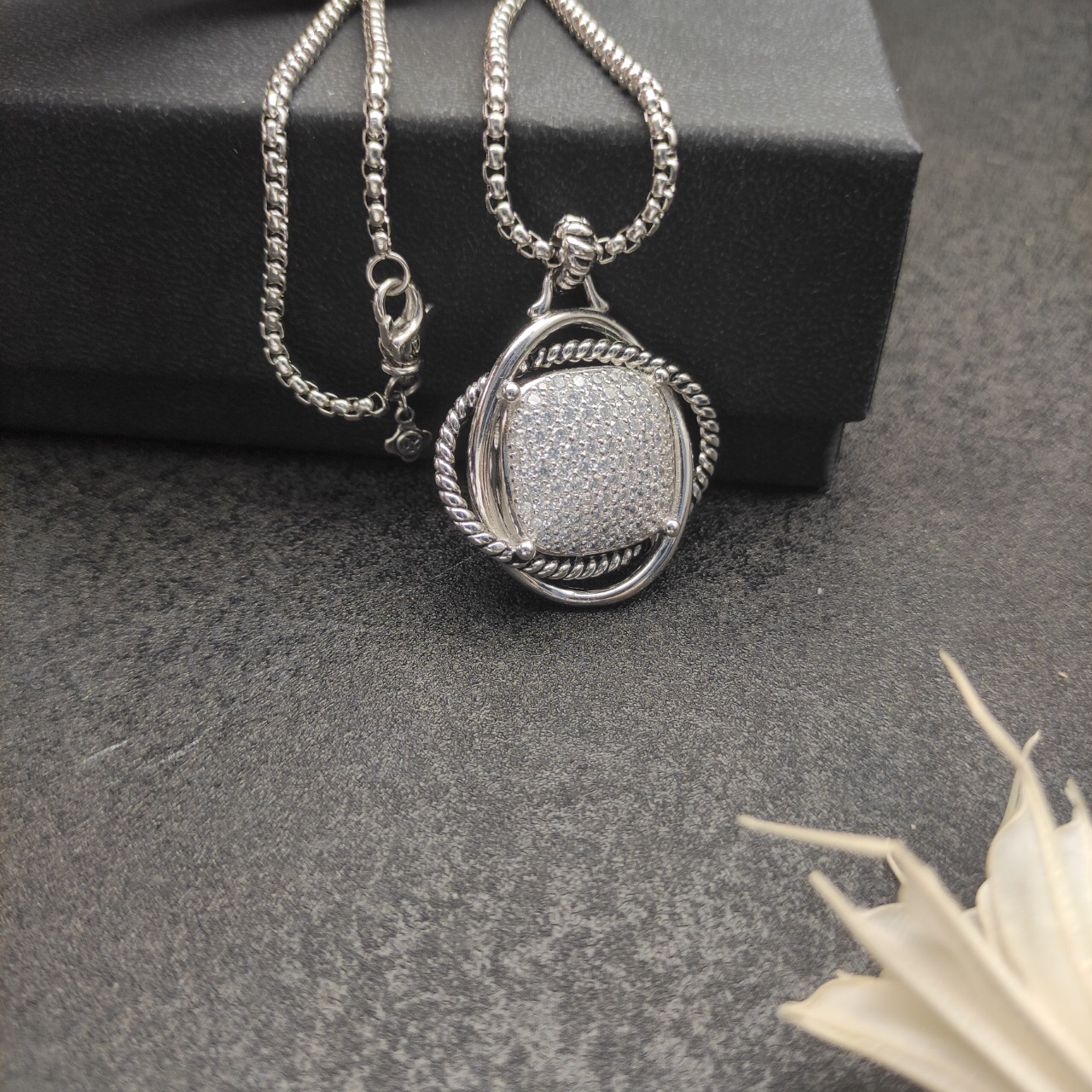 Dathtvid Yurthtman Infinity Pendant with Diamonds in Silver, 32mm