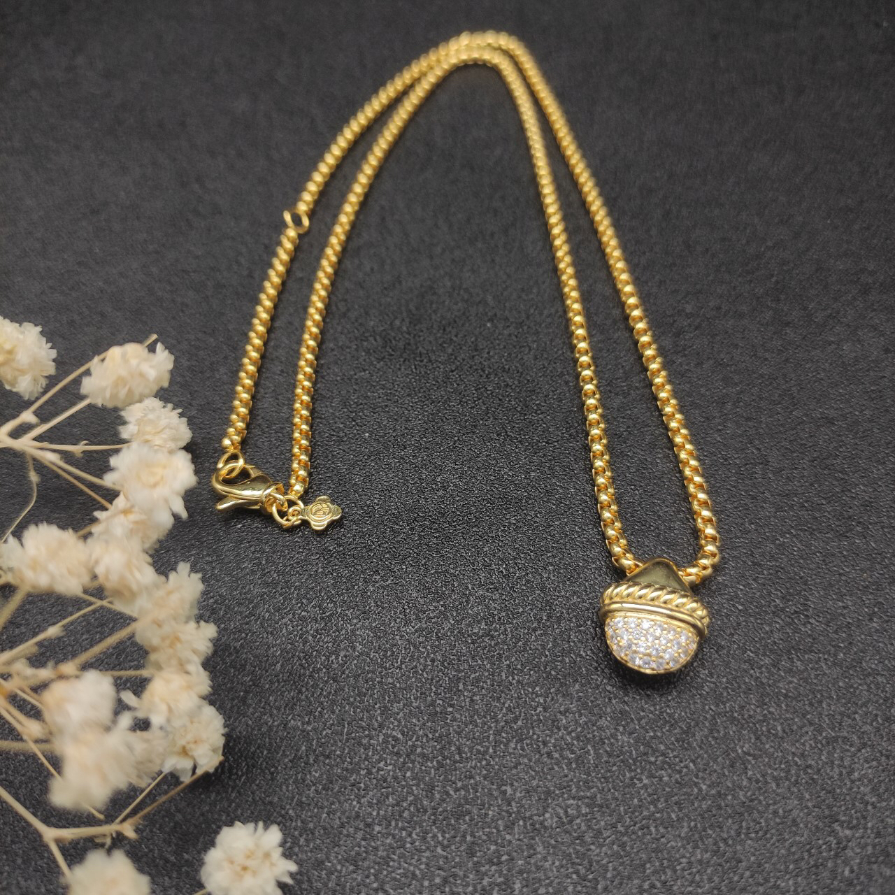 Dathtvid Yurthtman Acorn Pendant Necklace 18k Gold Diamond