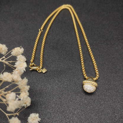 Dathtvid Yurthtman Acorn Pendant Necklace 18k Gold Diamond