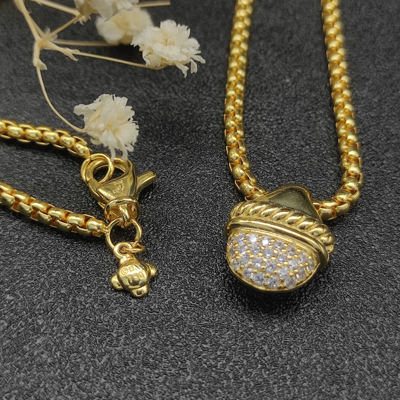 Dathtvid Yurthtman Acorn Pendant Necklace 18k Gold Diamond