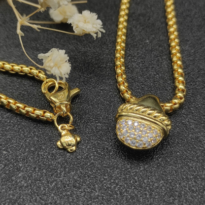 Dathtvid Yurthtman Acorn Pendant Necklace 18k Gold Diamond