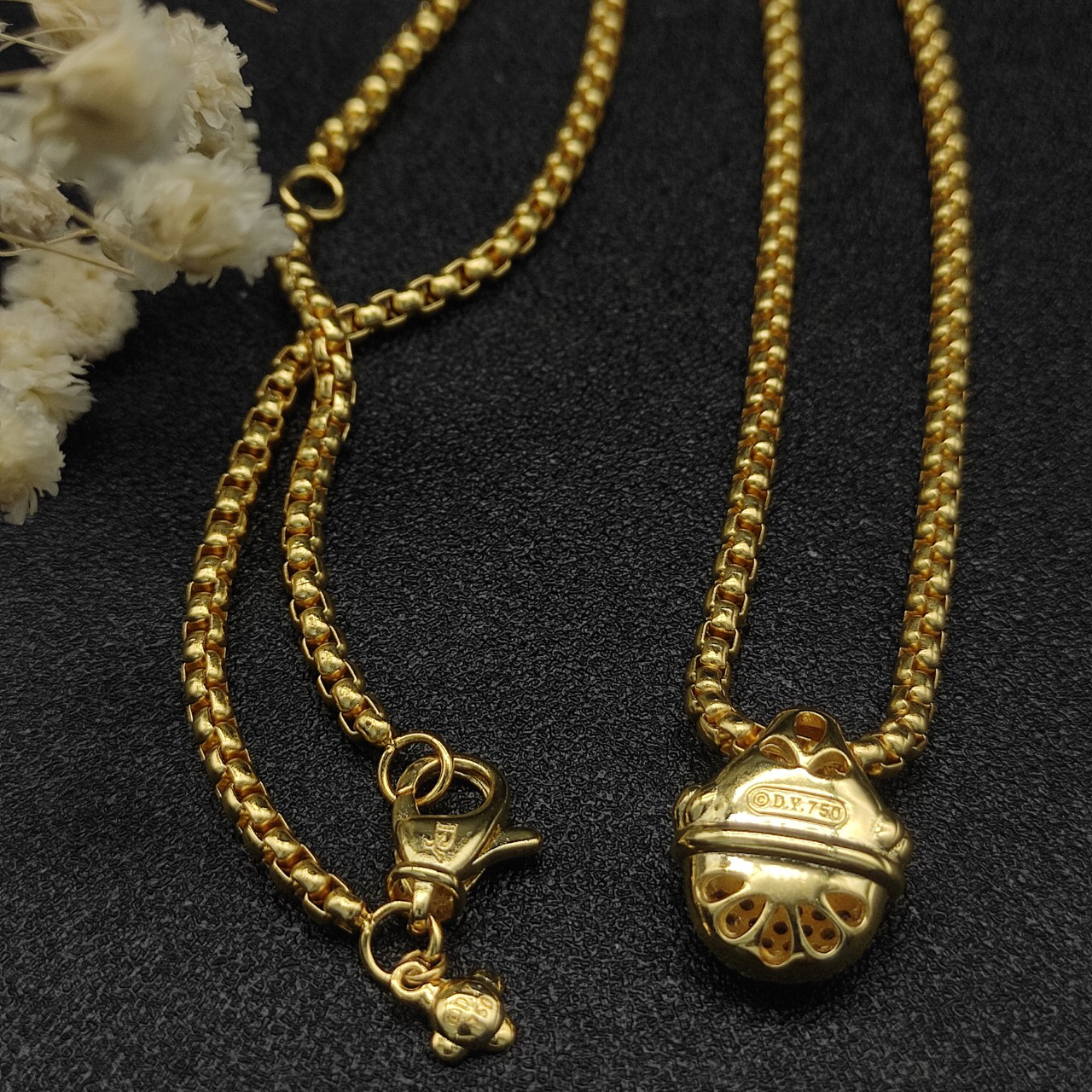 Dathtvid Yurthtman Acorn Pendant Necklace 18k Gold Diamond
