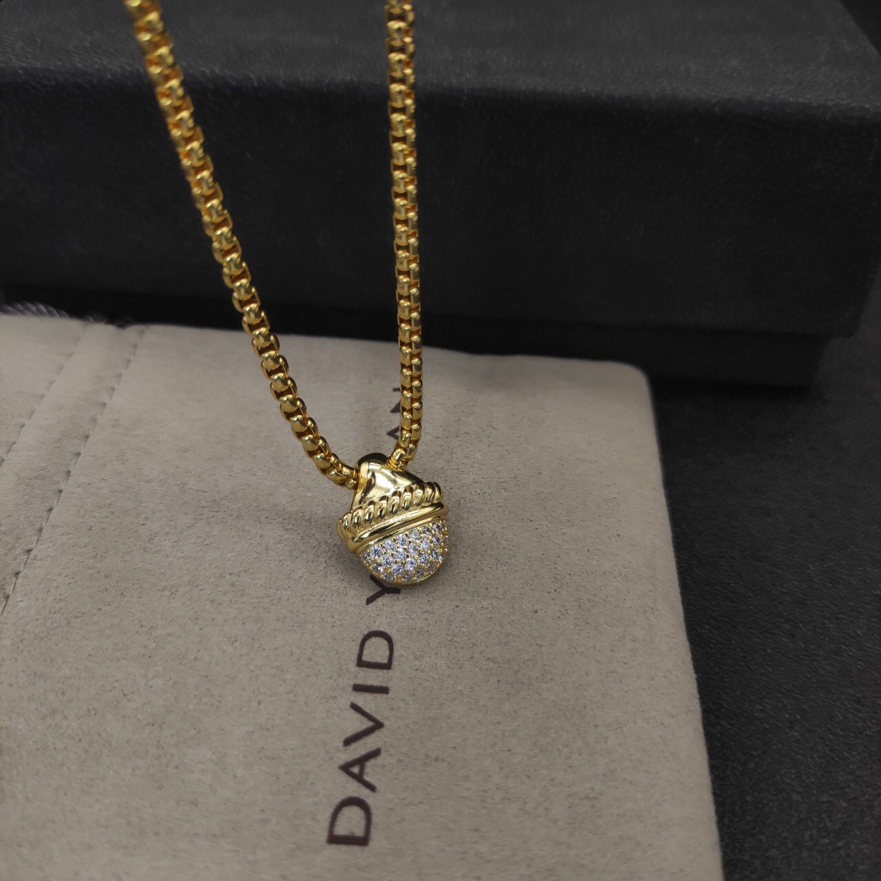 Dathtvid Yurthtman Acorn Pendant Necklace 18k Gold Diamond