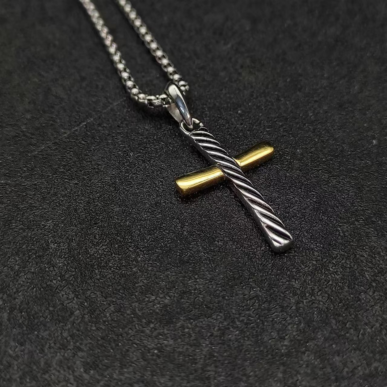 Dathtvid Yurthtman Cable Classics Cross Amulet with 18K Yellow Gold