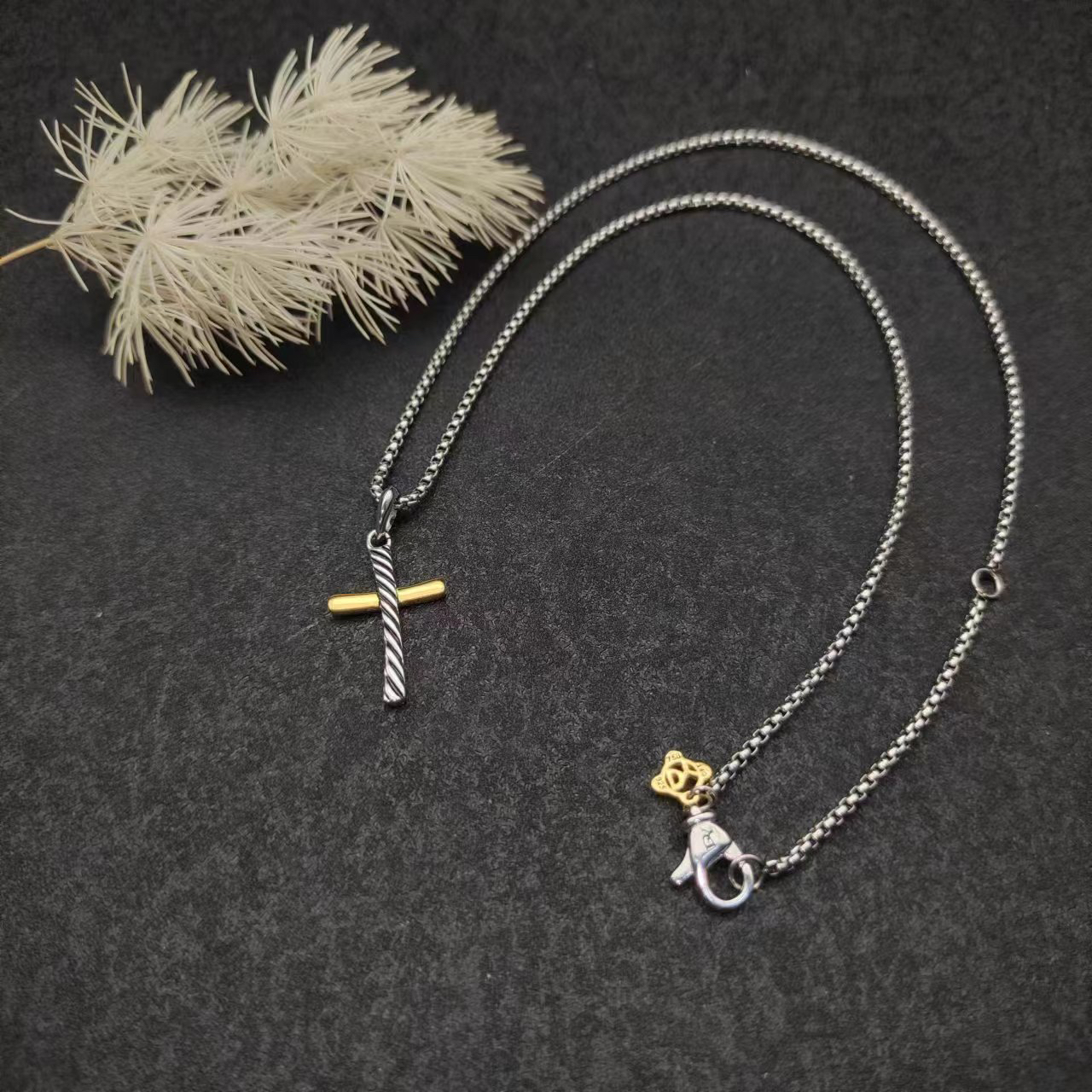 Dathtvid Yurthtman Cable Classics Cross Amulet with 18K Yellow Gold