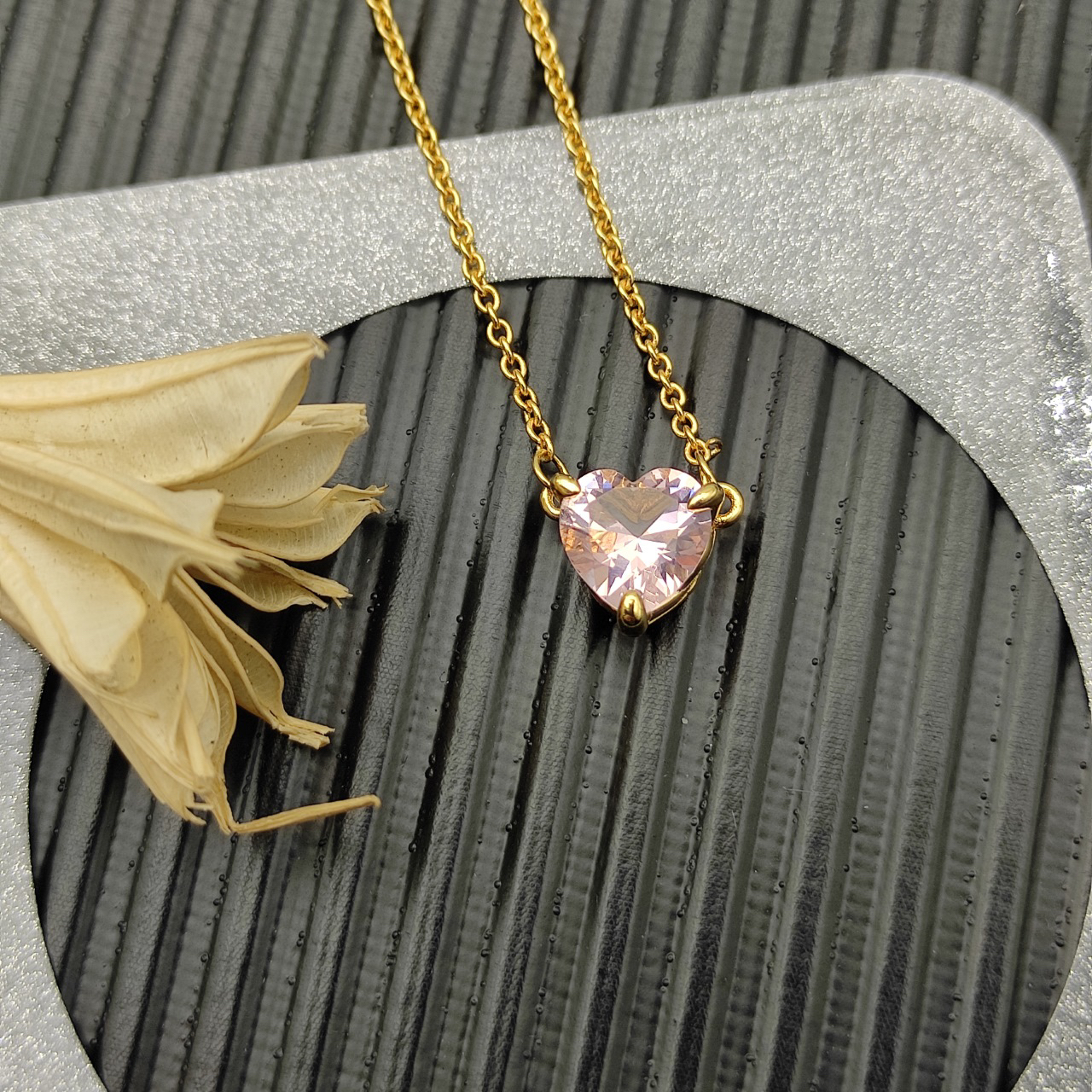 Chatelaine® Heart Pendant Necklace 18K Yellow Gold with Morganite, 8mm