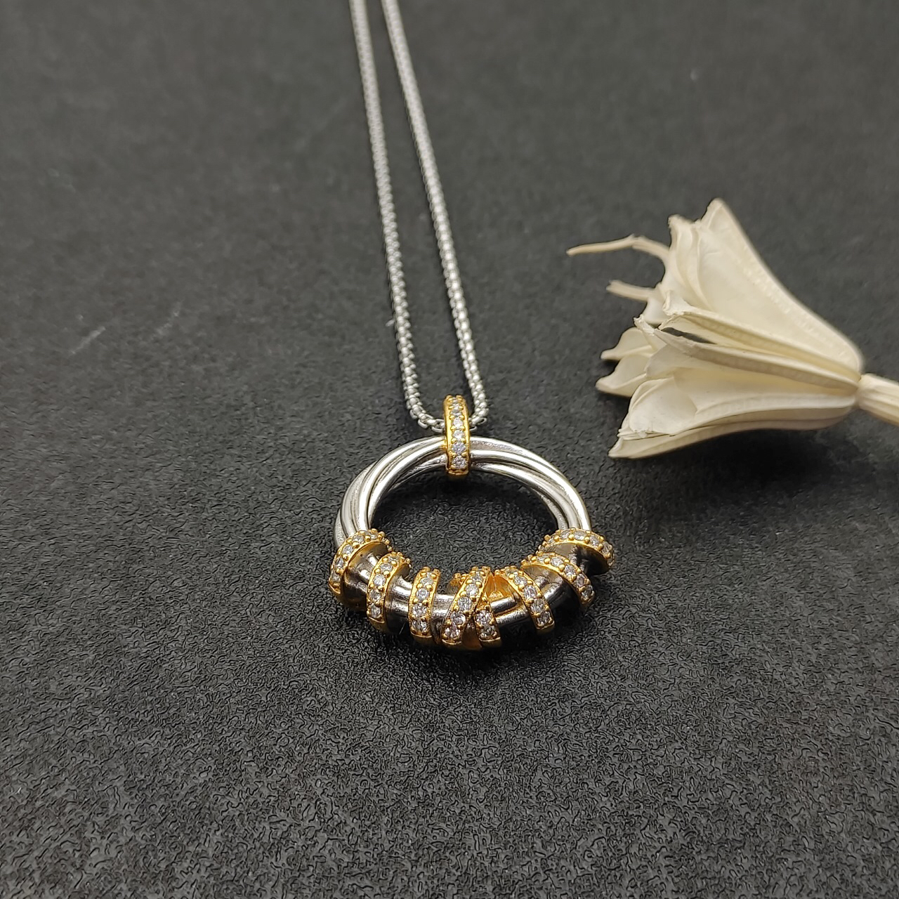 Dathtvid Yurthtman Helena Round Pendant Necklace in 18K Yellow Gold with Diamonds