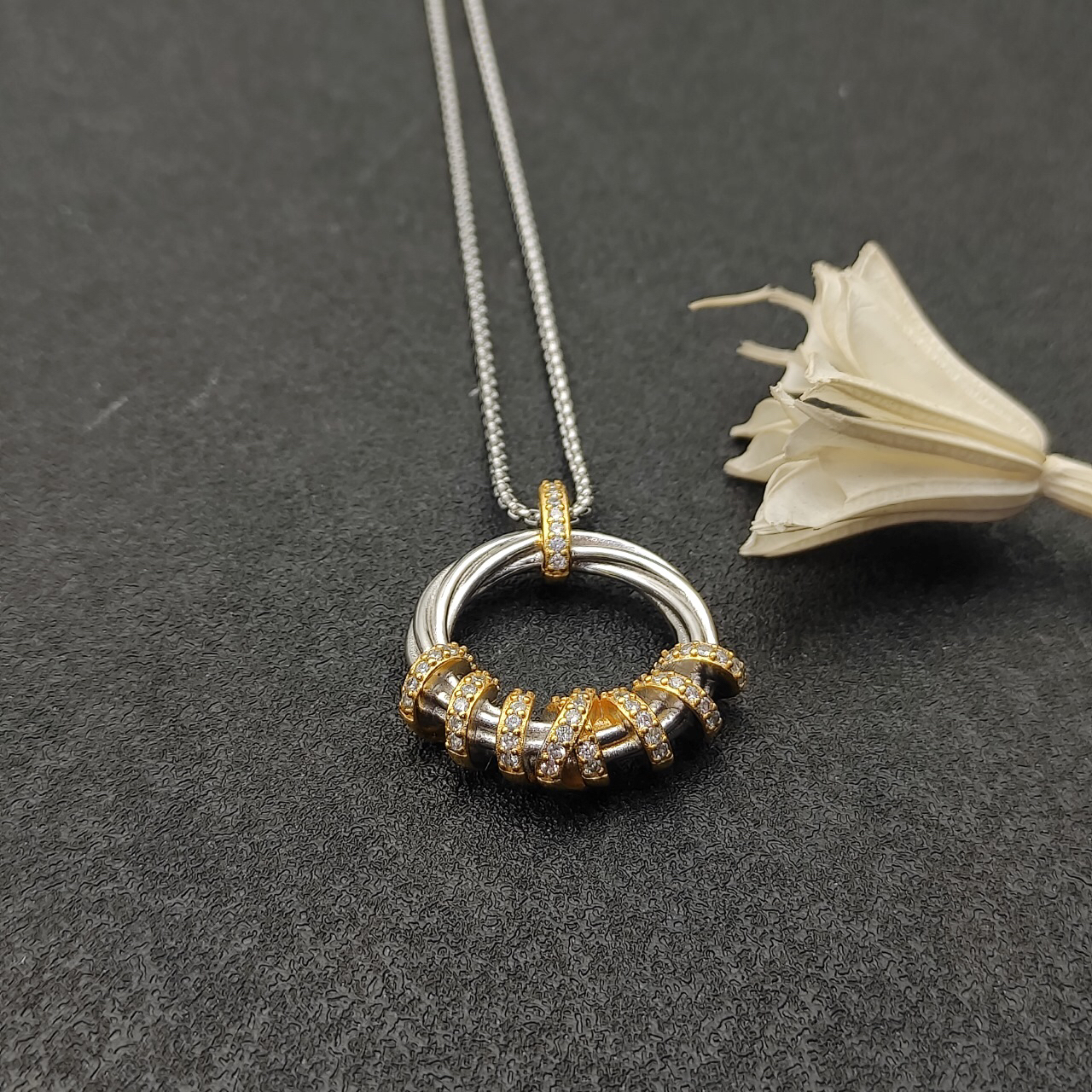 Dathtvid Yurthtman Helena Round Pendant Necklace in 18K Yellow Gold with Diamonds