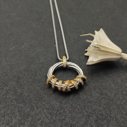 Dathtvid Yurthtman Helena Round Pendant Necklace in 18K Yellow Gold with Diamonds