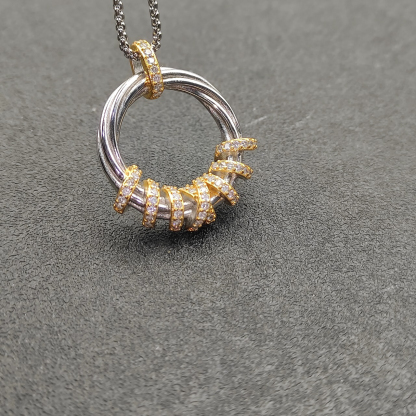 Dathtvid Yurthtman Helena Round Pendant Necklace in 18K Yellow Gold with Diamonds