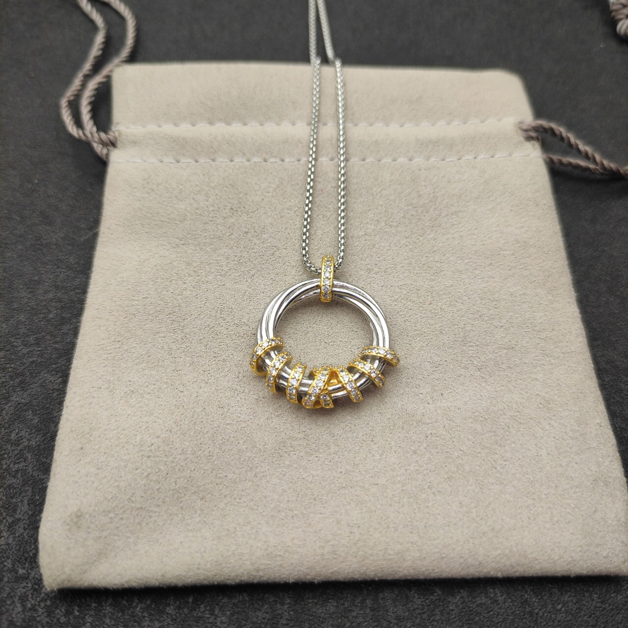 Dathtvid Yurthtman Helena Round Pendant Necklace in 18K Yellow Gold with Diamonds