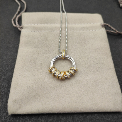Dathtvid Yurthtman Helena Round Pendant Necklace in 18K Yellow Gold with Diamonds