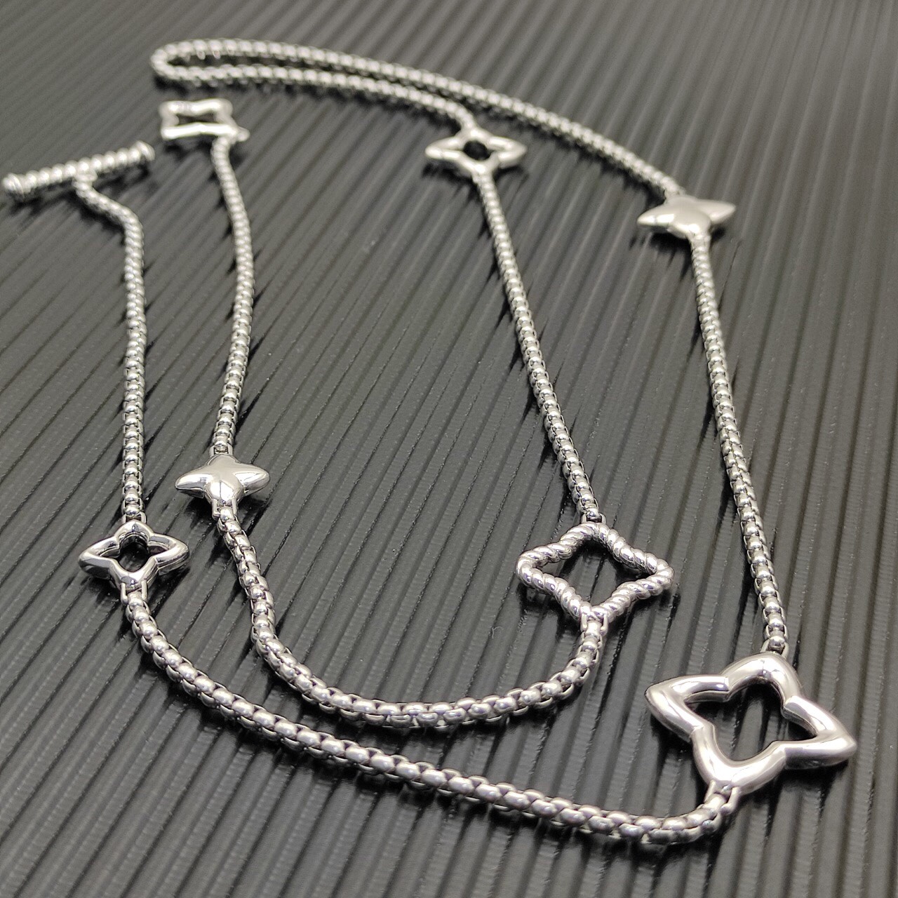 Dathtvid Yurthtman Sterling Silver Quatrefoil Chain Necklace