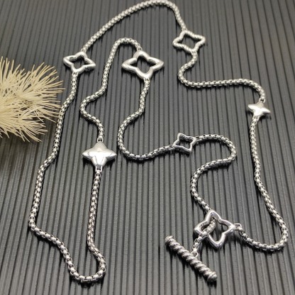 Dathtvid Yurthtman Sterling Silver Quatrefoil Chain Necklace