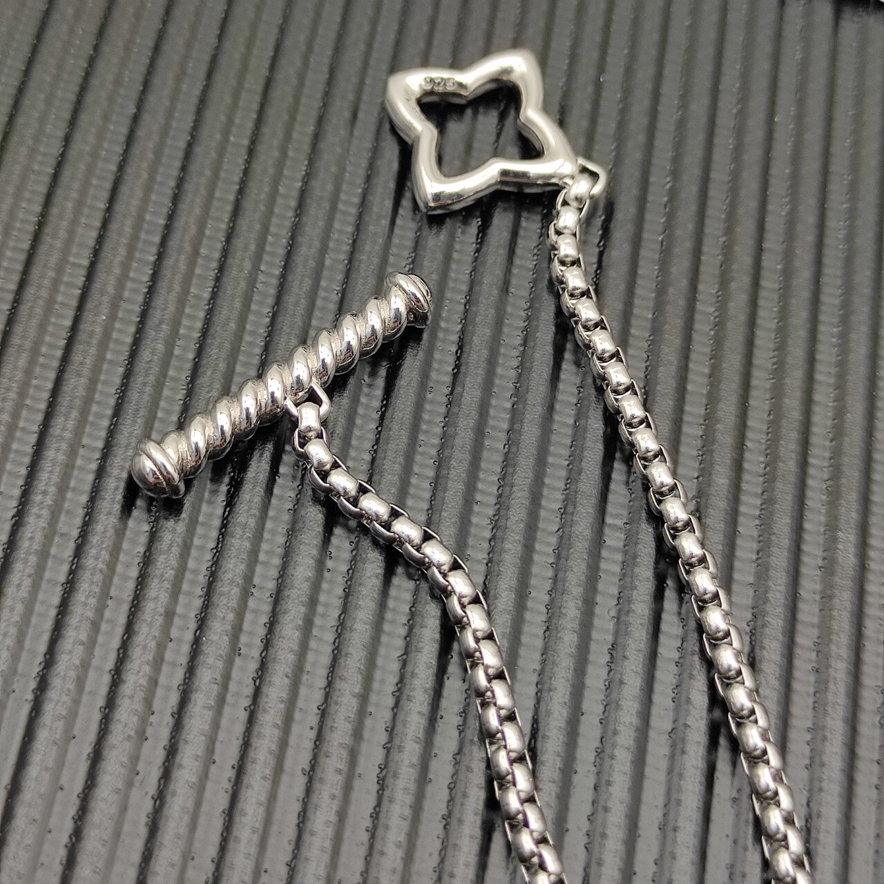 Dathtvid Yurthtman Sterling Silver Quatrefoil Chain Necklace