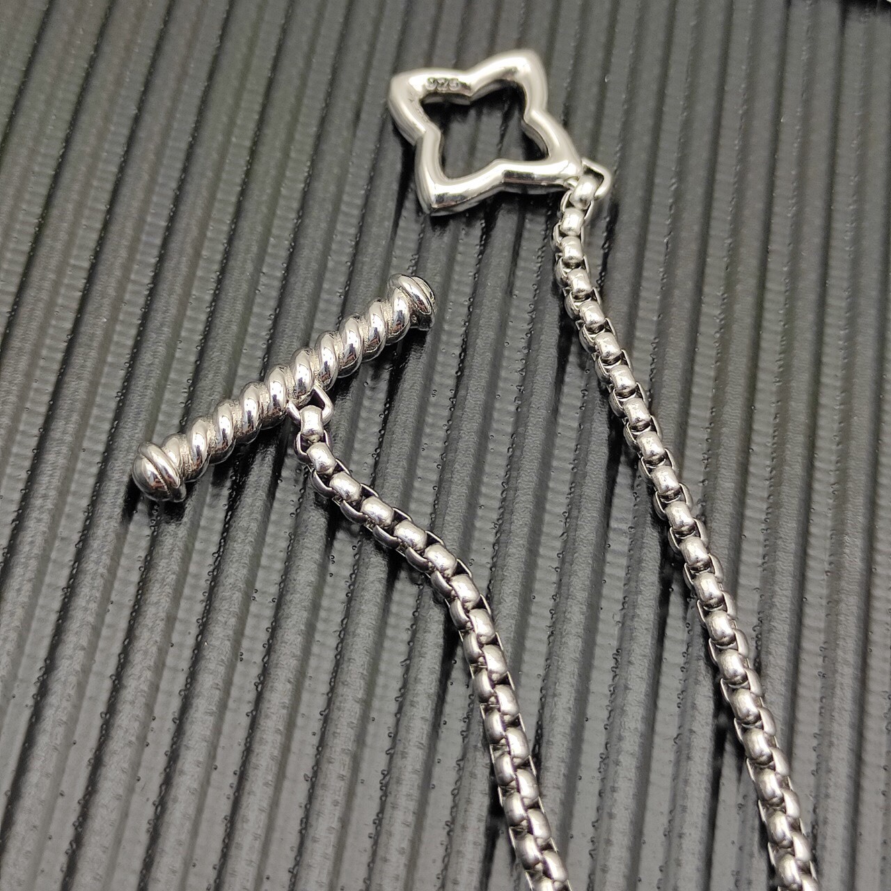 Dathtvid Yurthtman Sterling Silver Quatrefoil Chain Necklace
