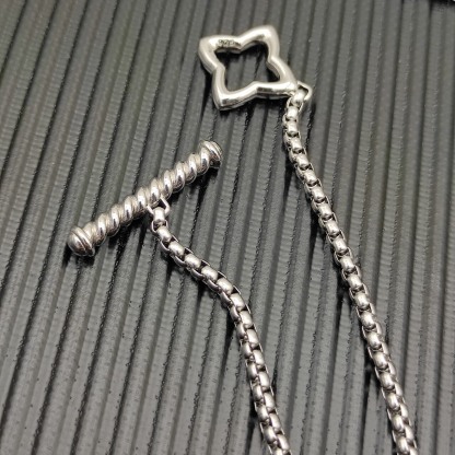 Dathtvid Yurthtman Sterling Silver Quatrefoil Chain Necklace