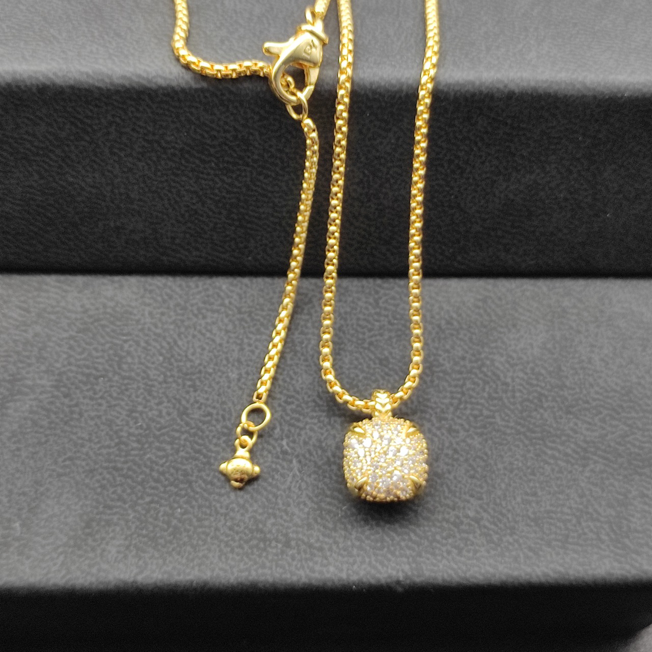 Chatelaine® Pendant Necklace 18K Yellow Gold with Pavé Diamonds, 14mm