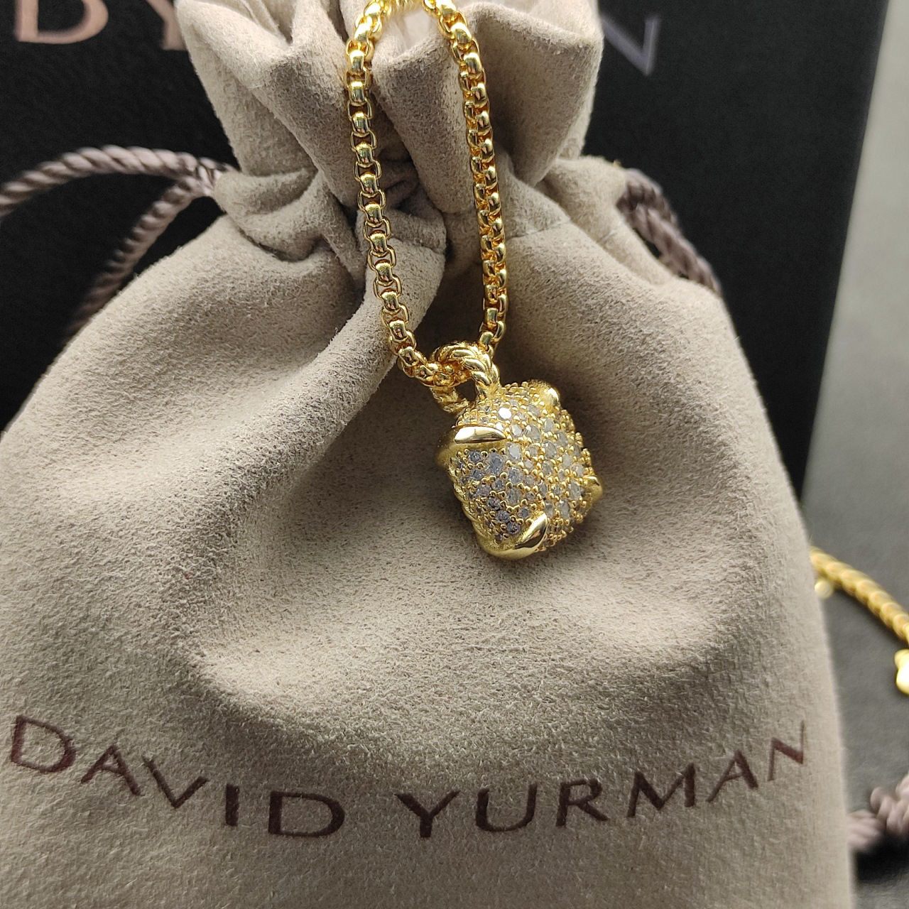 Chatelaine® Pendant Necklace 18K Yellow Gold with Pavé Diamonds, 14mm