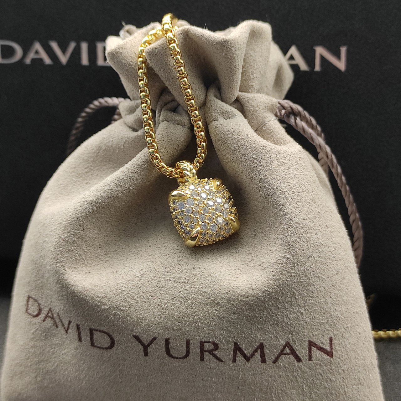 Chatelaine® Pendant Necklace 18K Yellow Gold with Pavé Diamonds, 14mm