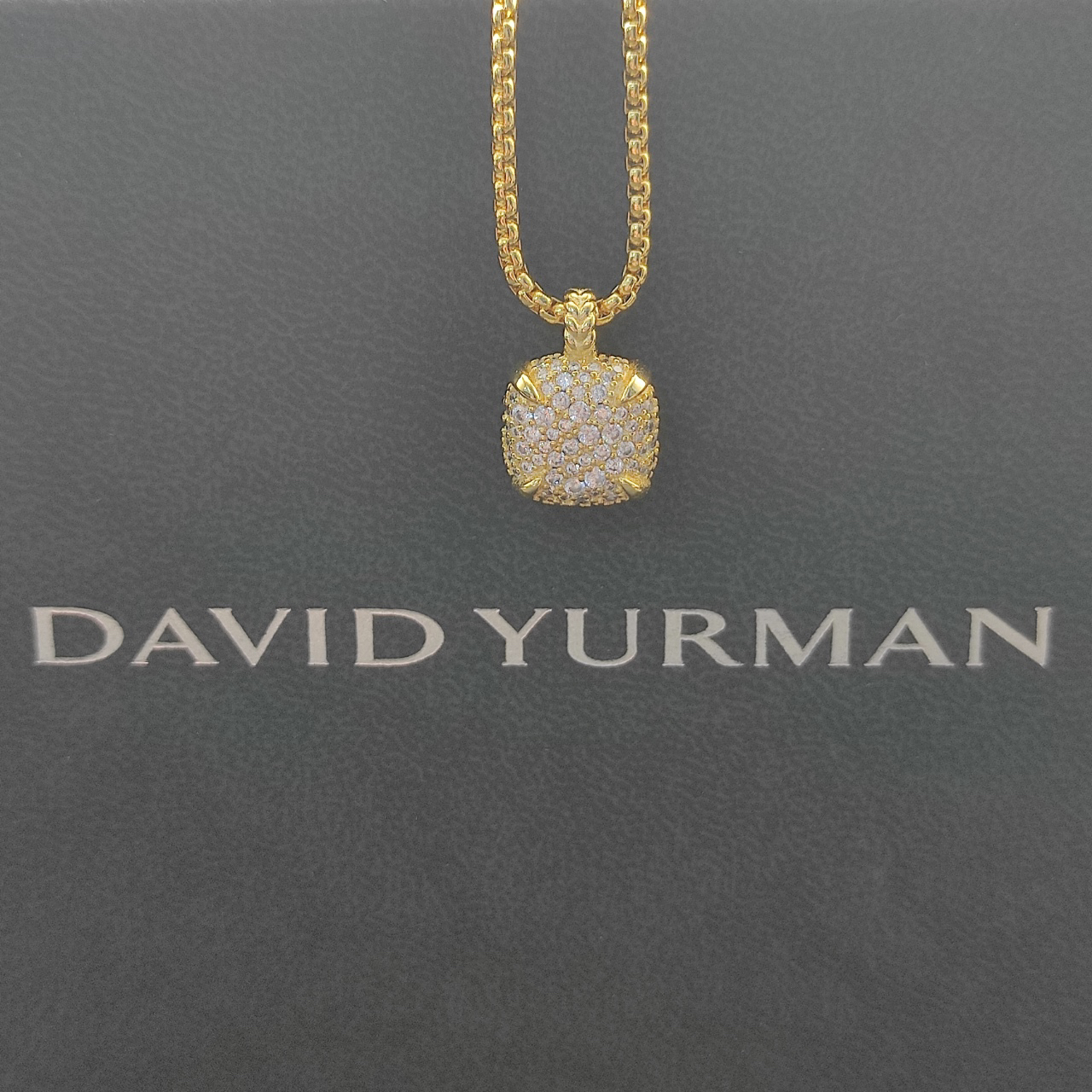 Chatelaine® Pendant Necklace 18K Yellow Gold with Pavé Diamonds, 14mm