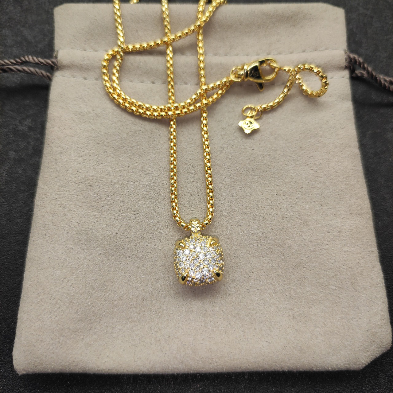 Chatelaine® Pendant Necklace 18K Yellow Gold with Pavé Diamonds, 14mm