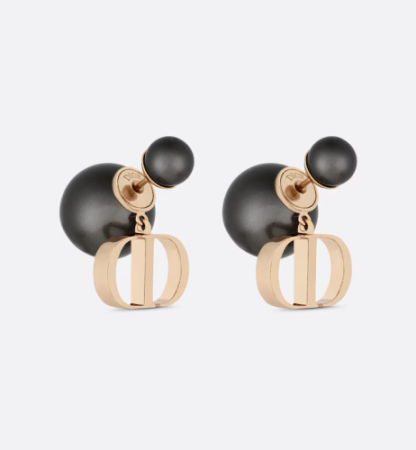 Stylish and versatile casual simple metal and resin earrings for women.