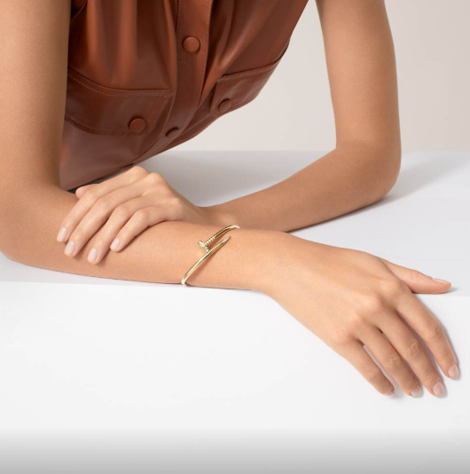 Creative nail-shaped diamond bracelet, suitable for both men and women.