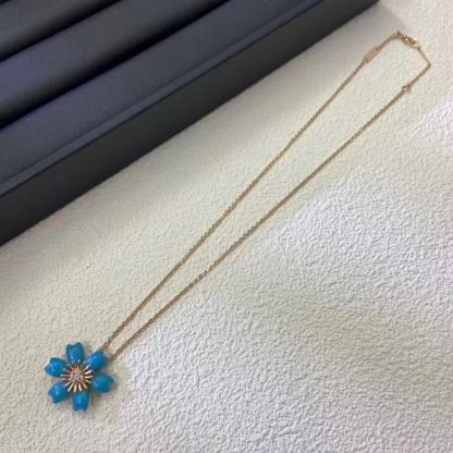 Rose de Noel pendant
