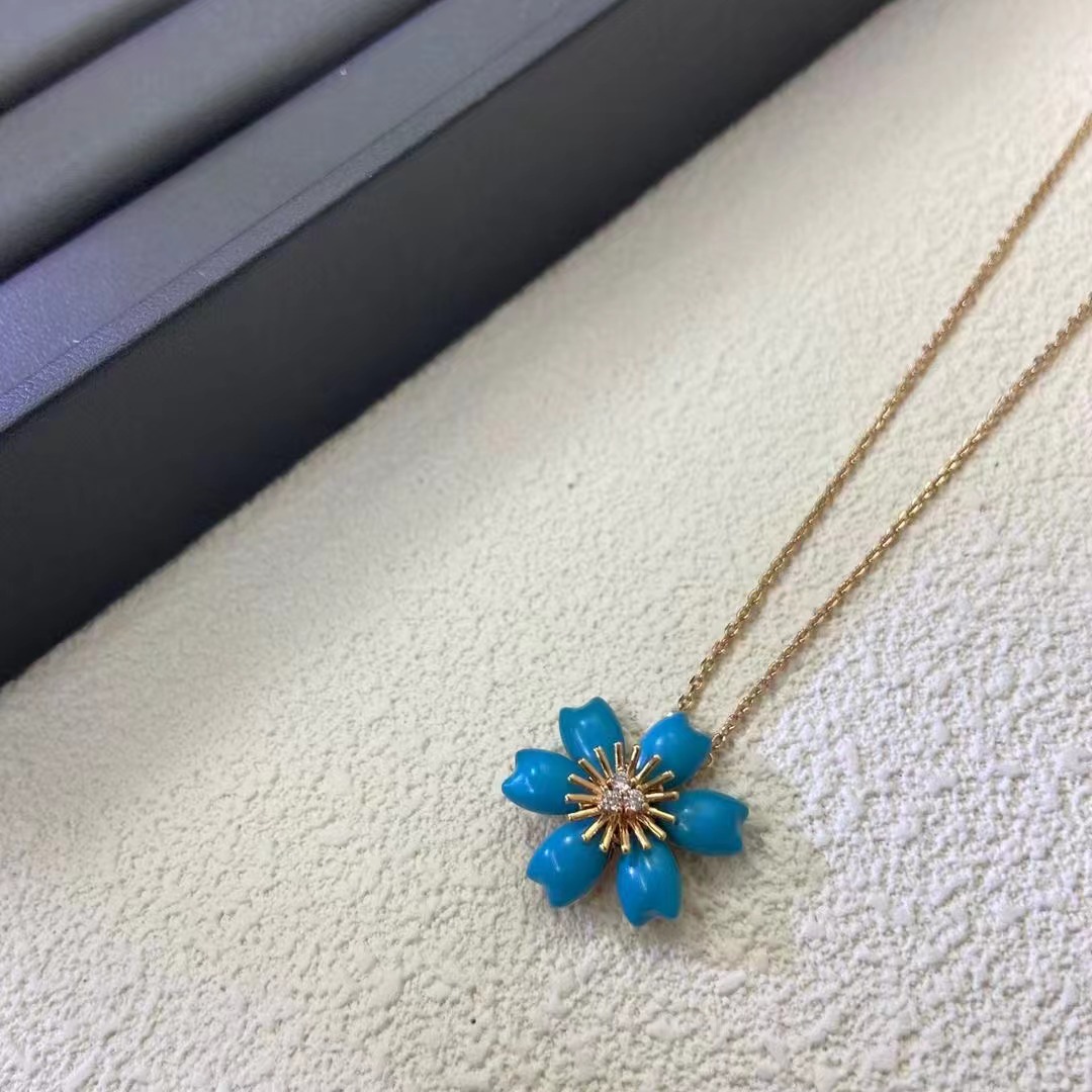 Rose de Noel pendant
