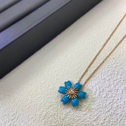Rose de Noel pendant
