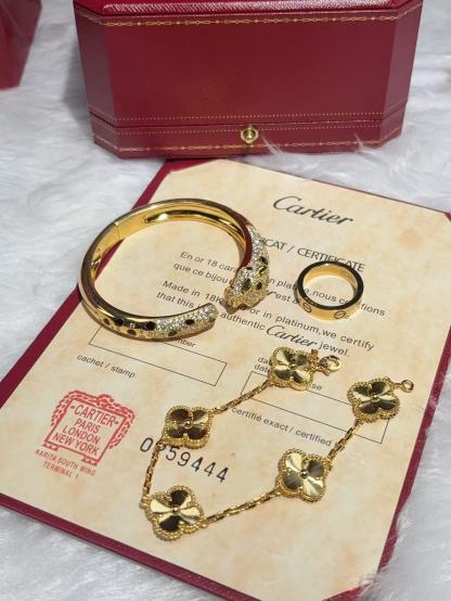 PANTHERE DE CARthtTIER BRACELET + LOVE RING + VINTAGE ALHAMBRA BRACELET, 5 MOTIFS