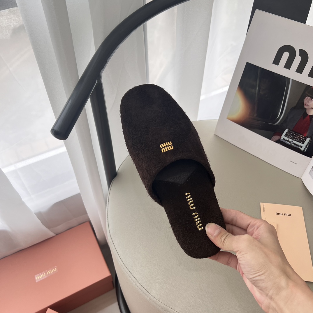 Suede slippers
