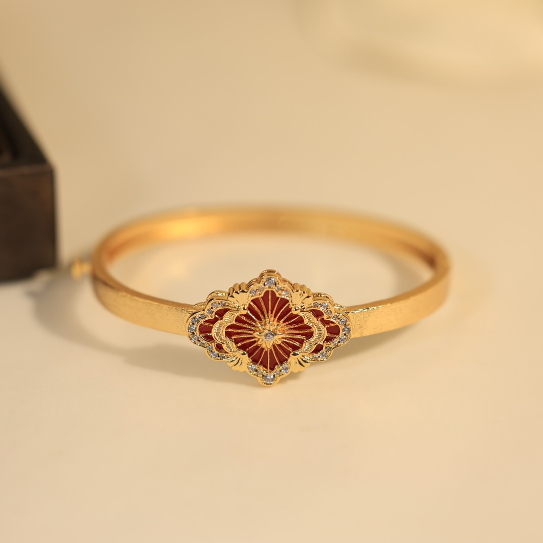 OPERA TULLE YELLOW 18K GOLD BANGLE BRACELET WITH RED ENAMEL BACKGROUND