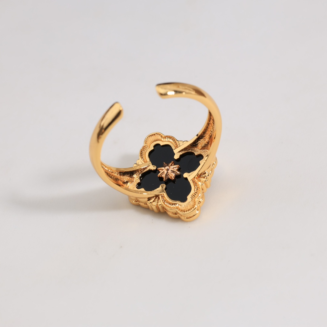 OPERA TULLE YELLOW GOLD RING WIT BALCK ENAMEL BACKGROUND AND LOGO